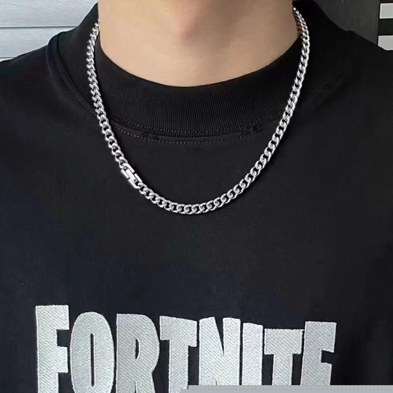 G*u*i necklaces